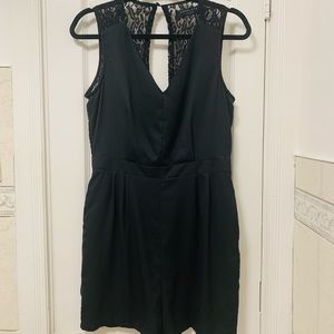 Beautiful black romper 🖤🌺 size 6